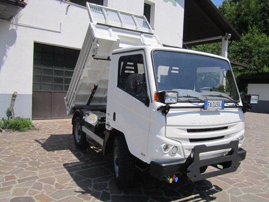 un trattore di un camion arancione